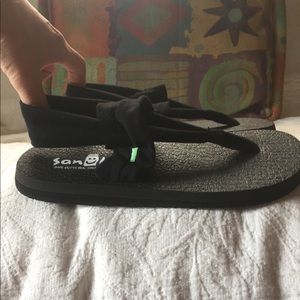 Sanuk yoga sandals. Super comfortable!